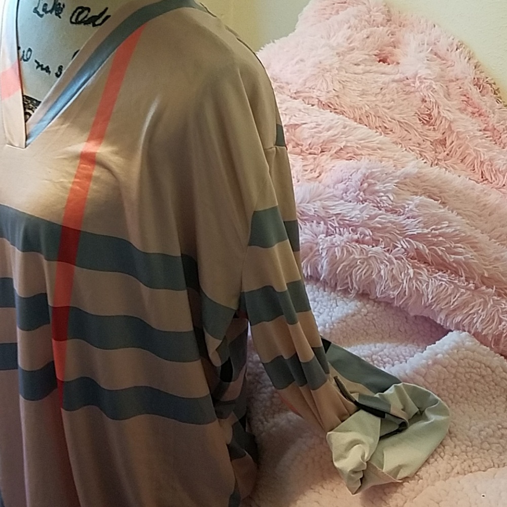 ATTRACTIVE, soft, comfy LADIES TOP - Picture 2 of 2